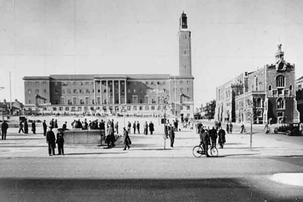 1938 - New City Hall, repaved market place & Memorial gardens